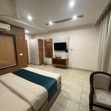 Hotel Destination Zirakpur Bagian luar foto