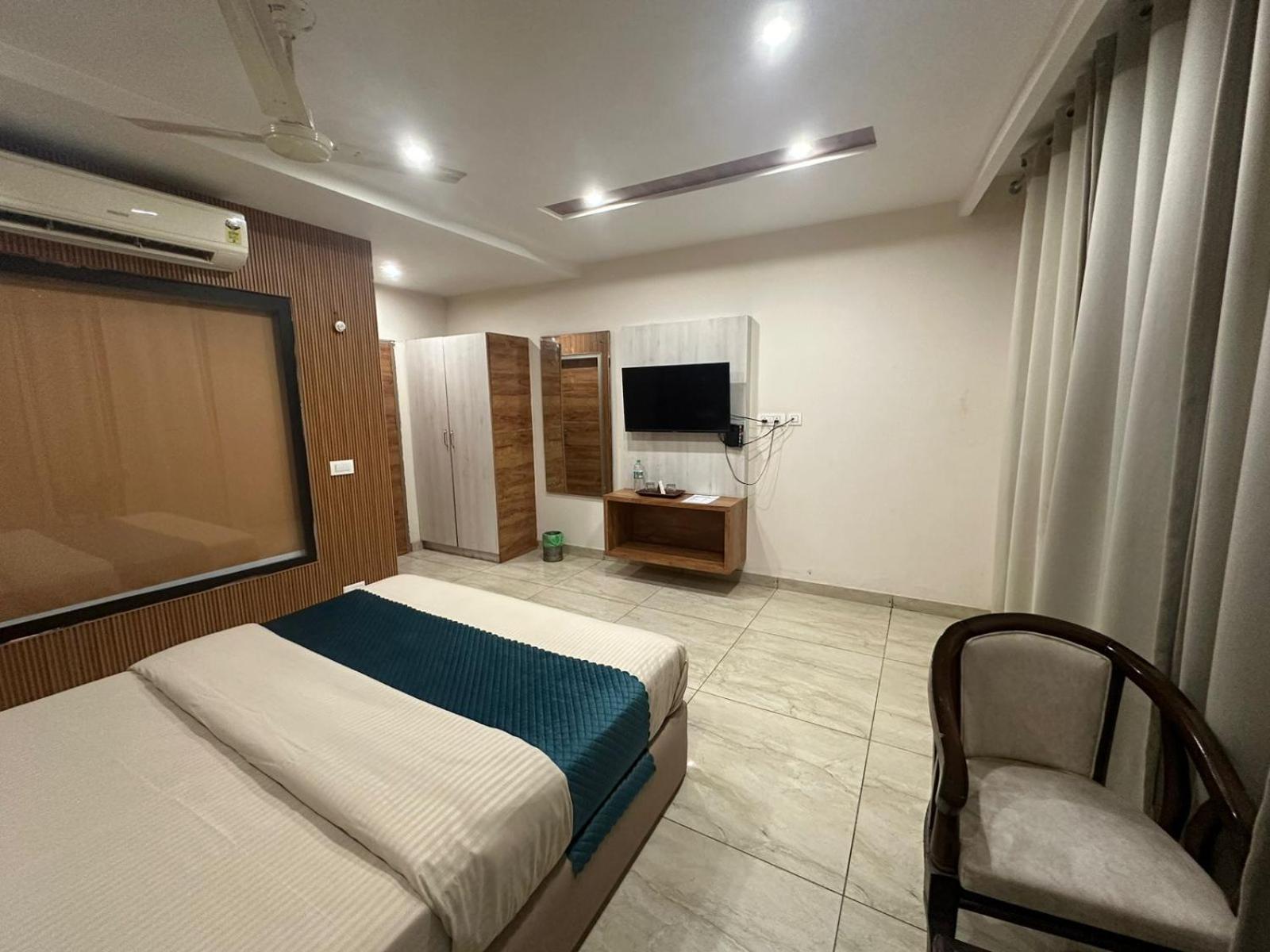 Hotel Destination Zirakpur Bagian luar foto
