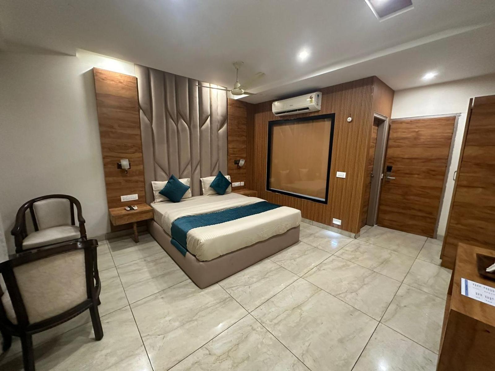 Hotel Destination Zirakpur Bagian luar foto